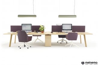Twee-zitsige werkplek met houten bureau, paarse bureaustoelen, computerschermen, akoestische panelen en hangende groene verli