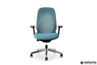 Blauwe ergonomische bureaustoel met hoge rugleuning, zwarte armleuningen en grijze vijfpunts wielbasis op witte achtergrond.