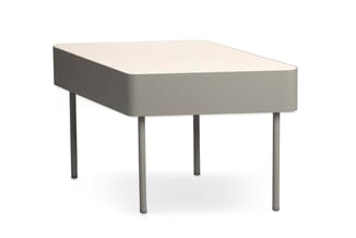 Grijze bureau met afgeronde rechthoekige vorm, lichte werkblad en vier metalen poten.