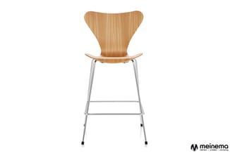 Houten barstoel met gebogen rugleuning, zitoppervlak en chromen pootframe met voetsteun tegen witte achtergrond.