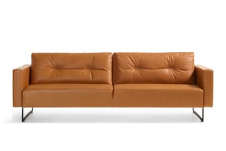 Bruine leren bank met twee zitplaatsen, metalen poten, moderne design, witte achtergrond.