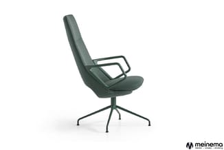 Groene draaibare bureaustoel met hoge rugleuning, armsteunen en vierpotige stervoet, zijzijaanzicht tegen witte achtergrond.