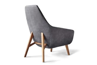 Grijze loungefauteuil met houtenen poten in natuurtint, schuin geplaatst tegen witte achtergrond.