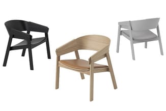 Drie moderne stoelen: zwarte houten stoel, naturel houten stoel met leren zitting, en grijze stoel met witte poten.