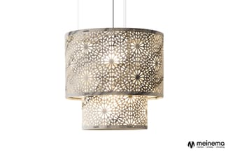 Hangende plafondlamp met twee cilindervormige kapjes in openwerk design met geometrische patronen, champagnekleurig metaal.