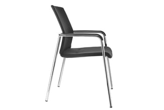 Moderne stoel met zwarte bekleding, zilveren aluminium frame en armleuningen, staande tegen witte achtergrond.