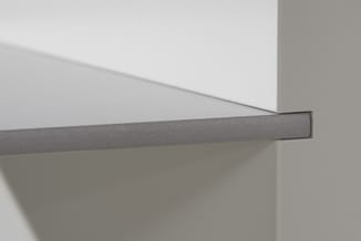 Grijze aluminium wandplank gemonteerd aan witte muur, detail van afwerking en bevestiging.