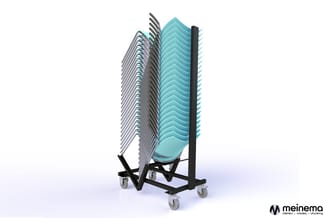 Transportwagen met gestapelde stoelen in turquoise en grijs met zwart stalen frame en wielen.