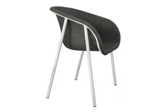 Grijze gestoffeerde stoel met ronde zitting en rugsteun, wit metalen poten, modern design.