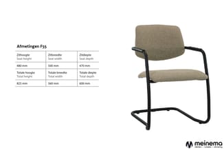 Afmetingen F55: grijsbeige stoel met zwart metalen frame en armleuningen, zithoogte 480mm, totale hoogte 825mm.