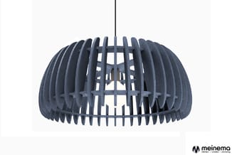 Hangende pendellamp met grijze stofkap, verticale latten structuur en open bovenwerk.