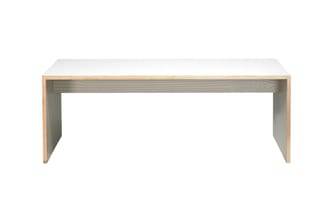 Houten bureau met wit blad en grijze zijkanten, minimalistisch design, zijkant zichtbaar.