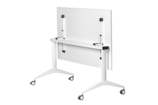 Wit mobiel whiteboard op wielen met twee voeten, uitklapbaar tafelblad en verstelbare houders bovenaan.