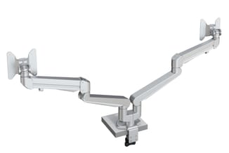 Zilverkleurige dual monitor arm met twee schermen, verstelbare armen en klemvoet voor bureaubevestiging.