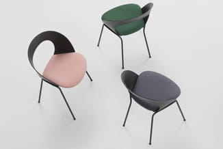 Drie moderne stoelen met metalen frame in verschillende kleuren: roze zitting, groene zitting en grijze zitting met zwarte ru