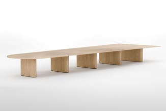Arco Kami tafel ontworpen door Joost van der Vecht. Massief houten trapezium boardroomtafel met afgeronde zijden en karakteristieke brede poten