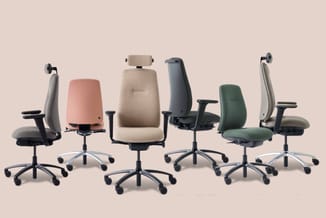Collectie ergonomische bureaustoelen in diverse kleuren en designs op wielen, tegen beige achtergrond.