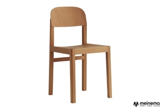Houten stoel met rechte rug en zitting, minimalistische vormgeving, naturel houtfinish, geïsoleerde weergave.