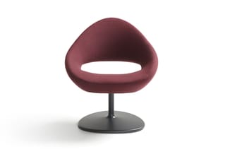 Rode draaibare fauteuil met afgeronde, ergonomische zitting op zwarte voetsteun tegen witte achtergrond.