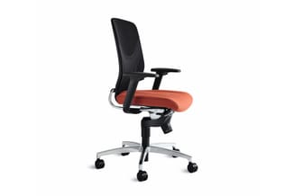 Ergonomische bureaustoel met zwarte netrug, oranje zitting, zwarte armleuningen en zilveren voetsteun op wielen.