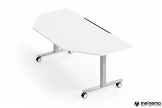 Mobiele vergadertafel met wit blad, grijze stalen frame en zwarte wielen, schuin weergegeven.