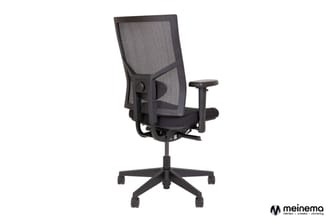 Zwarte ergonomische bureaustoel met grijslinnen rugleuning, zwart zitgedeelte en verstelbare armleuningen op wieltjesonderste