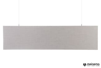 Rechthoekige akoestische paneel in beige/grijze stof, horizontaal opgehangen aan twee draden tegen witte wand.