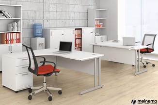 Modern kantoor met twee witte bureaus, rode/zwarte bureaustoelen, witte kasten, betonnen wand en houten vloer. Meinema-logo r