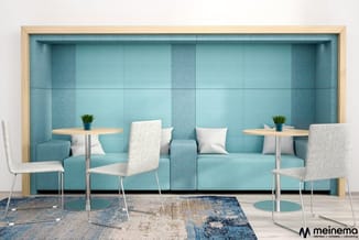 Kantoorruimte met turquoise akoestische wand, twee houten tafels met beige stoelen, turquoise zitbank met kussens en potten p