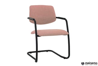 Bezoekersstoel met roze stofbekleding, zwart metalen frame en armsteunen, op witte achtergrond.