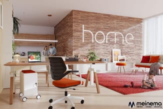 Modern kantoor/woonruimte met houten bureaus, zwart-oranje bureaustoel, rode tapijten, bakstenen muur met 'home' neonletters,