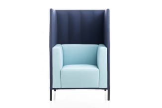 Blauwe akoestische fauteuil met lichtblauwe zitting en armsteunen, hoge zwarte achterwand, metalen poten.