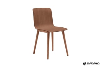 Houten stoel met gebogen zitting en rugleuning in bruintone, vier houten poten, minimalistische design.