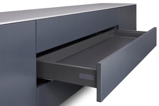 Grijze kastenconfiguratie met twee uitschuifbare laden, minimalistisch design, frontaanzicht.