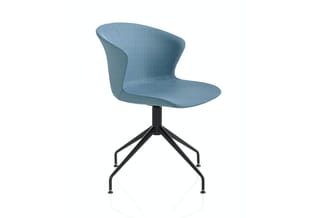 Blauwe draaibare kantoorstoel met vierpotige zwarte basis, ergonomische zitting en gebogen rugleuning.