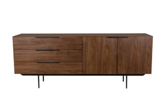 Houten dressoir in walnootkleur met drie laden links en twee deuren rechts, op zwarte metalen poten.