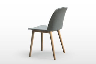 Grijze stoel met gebogen rugleuning, houten poten, tegen witte achtergrond.