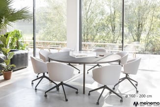 Ronde vergadertafel met zwart metalen onderstel, diameter 160-200 cm, omringd door vier witte bureaustoelen met zwarte wielen