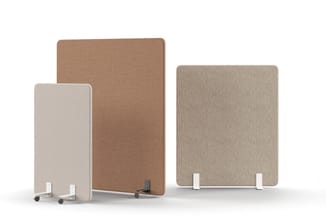 Drie akoestische schermen in beige en taupe tinten, met wielen en standaards, in verschillende formaten naast elkaar geplaats