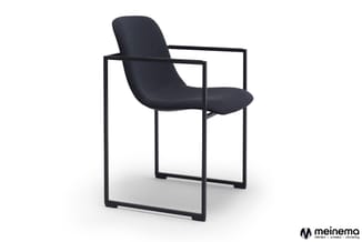 Zwarte stoel met gevoerde zitting en rugleuning, zwart metalen frame met armleuningen, staande positie tegen witte achtergron