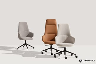 Drie kantoorstoel-varianten met zwarte kruisvoet: grijze stof linker, cognackleurig leder midden, beige stof rechts. Meinema-