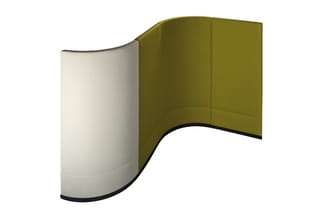 Gebogen akoestiekwand in wit en olijfgroen, modulair opgesteld in hoekformatie.