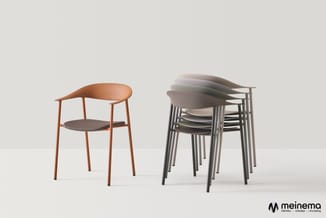 Houten stoel met bruine zitting naast stapel moderne stoelen in verschillende pasteltinten met metalen frames.