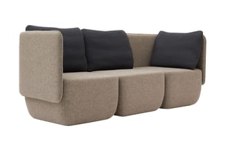 Modulaire bank met afgeronde vormen in beige wol en zwarte textiel kussens, drie zitplaatsen met gebogen armleuningen.