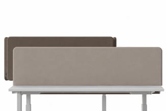 Beige en bruine Fono bureauschermen met afgeronde hoeken, geplaatst aan witte bureaus.