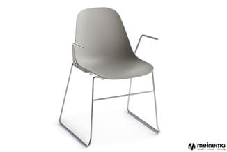 Grijze kunststof stoel met armsteunen op grijs metalen frame met sledes, tegen witte achtergrond.