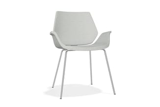 Grijze stoel met gestoffeerde zitting en rugleuning, draaibare zilveren metalen poten, modern design.