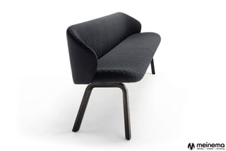 Grijze draaibare designstoel met gebogen rugleuning, gestoffeerd zitgedeelte en zwart houten pootframe op witte achtergrond.