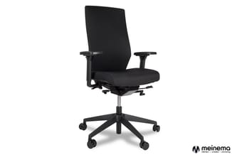 Zwarte ergonomische bureaustoel met hoge rugleuning, verstelbare armleuningen en vijfpunts wielbasis tegen witte achtergrond.