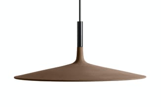 Hangende plafondarmatuur met platte, brede kap in beige-bruine betonlook en zwarte ophanging.